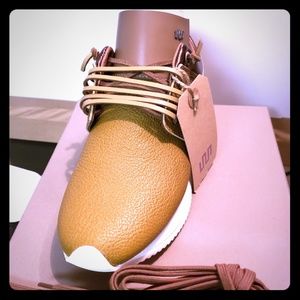 esseutesse leather fringe sneaker